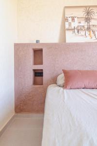 Postel nebo postele na pokoji v ubytování Ezz’ Dar Marrakech