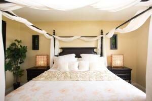 Cama o camas de una habitación en Classy artsy ocean-view unit near pool at Pacifico in Coco sleeps 6