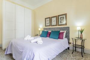 ローマにあるVaticano Houseのベッドルーム(大きな白いベッド、カラフルな枕付)