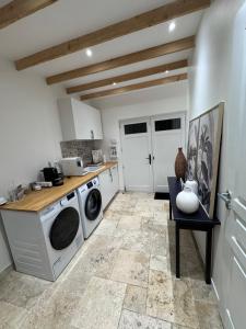 a laundry room with a washer and dryer at Maisonnette calme in Mouy