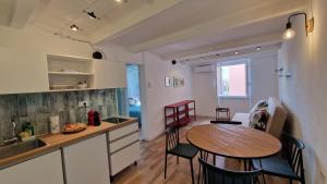 a kitchen and dining room with a table in a room at Arbanella in Corniglia