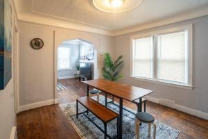 uma sala de jantar com uma mesa e cadeiras num quarto em Stylish 2-Story Home with Workspace em Detroit