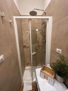 a bathroom with a shower with a glass door at Casa Manú centro Bologna in Bologna