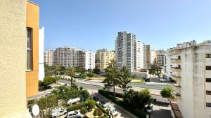 ポルティマンにあるPraia da Rocha, 5-F, Charming Apartment with Air Conditioning - Pátio da Rocha By IGの高層建築物の空中景観