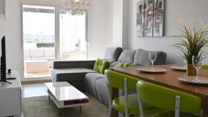 ein Wohnzimmer mit Sofa und Tisch in der Unterkunft Lovely two bedroom Pool & Golf Apartment - SA928LTZ in Roldán