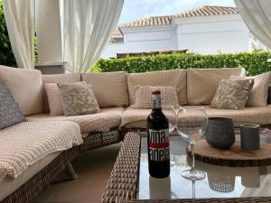eine Flasche Wein auf einem Tisch neben einer Couch in der Unterkunft Villa with private pool and jacuzzi - EN10LT in Torre-Pacheco