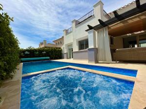 ein Pool vor einem Haus in der Unterkunft Villa with private pool and jacuzzi - EN10LT in Torre-Pacheco