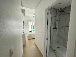 Koupelna v ubytování Villa with private pool and jacuzzi - EN10LT