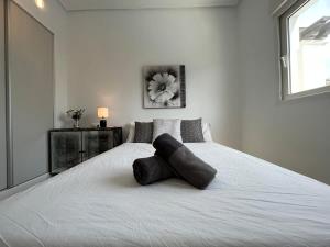 ein Schlafzimmer mit einem großen weißen Bett mit zwei Kissen in der Unterkunft Villa with private pool and jacuzzi - EN10LT in Torre-Pacheco