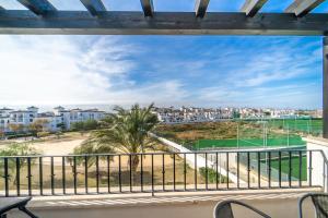 einen Balkon mit Blick auf den Strand und die Gebäude in der Unterkunft Sunny apartment at La Torre Golf Resort - AO3031LT in Torre-Pacheco