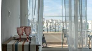 zwei Gläser auf einem Tisch vor einem Fenster in der Unterkunft Sunny apartment at La Torre Golf Resort - AO3031LT in Torre-Pacheco