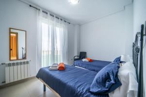 1 Schlafzimmer mit 2 Betten, einem Spiegel und einem Fenster in der Unterkunft Sunny apartment at La Torre Golf Resort - AO3031LT in Torre-Pacheco