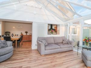 a living room with a couch and a table at Metcalfe House in Somerton