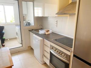 RoldánにあるApartment with pool & golf views - ER2113LTの小さなキッチン(コンロ、食器洗い機付)