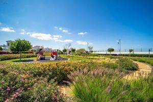 Ogród w obiekcie Beautiful apartment at La Torre Golf Resort with large terrace - MO4212LT