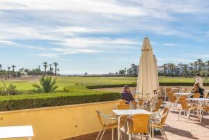 Restauracja lub miejsce do jedzenia w obiekcie Beautiful apartment at La Torre Golf Resort with large terrace - MO4212LT