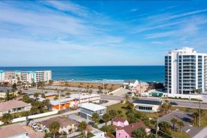 een luchtzicht op een stad en de oceaan bij Ocean Holiday Motel in Daytona Beach