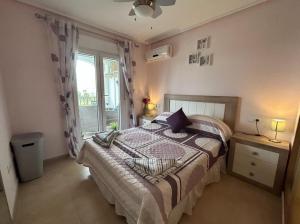 ein Schlafzimmer mit großem Bett und Fenster in der Unterkunft A Lovely Two Bedroom Apartment at La Torre Golf Resort - PA721LT in Roldán + 41 Fotos