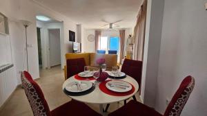 un soggiorno con tavolo da pranzo e sedie di Homely apartment on la Torre Golf Resort ER2321LT a Torre-Pacheco