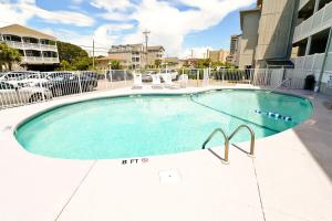 una gran piscina en medio de un edificio en Oceanfront and Modern Top Location on Ocean Blvd w Pool, en Myrtle Beach