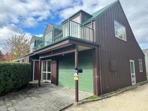 een huis met een balkon erbovenop bij 15 Caverhill Close in Hanmer Springs