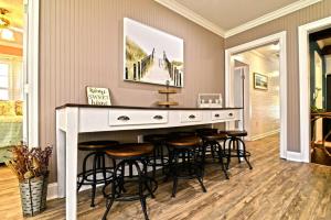 Fotografie z fotogalerie ubytování Endless Summer Renovated Home 100 Feet to Beach with Fenced Yard Grill v destinaci Myrtle Beach