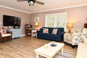 Posezení v ubytování Endless Summer Renovated Home 100 Feet to Beach with Fenced Yard Grill