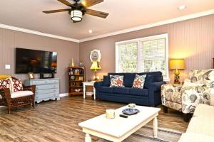 TV a/nebo společenská místnost v ubytování Endless Summer Renovated Home 100 Feet to Beach with Fenced Yard Grill