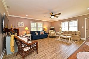 Posezení v ubytování Endless Summer Renovated Home 100 Feet to Beach with Fenced Yard Grill + 42 fotografií