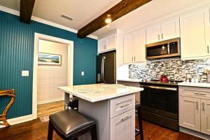 Kuchyň nebo kuchyňský kout v ubytování Endless Summer Renovated Home 100 Feet to Beach with Fenced Yard Grill