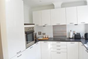 A kitchen or kitchenette at Red Leaf Apartments 