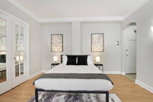 Cama o camas de una habitación en Comfortable Studio Apartment in Evanston - Elmgate Manor 317
