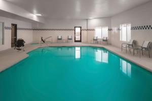 塞勒姆的住宿－塞勒姆北希爾頓逸林酒店，大楼内一个蓝色的大型游泳池