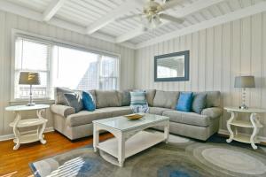 Posezení v ubytování Hazels Child Oceanfront Large Beach House + 42 fotografií