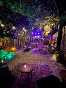 um jardim à noite com uma mesa e luzes em Casa Sílice em Valladolid