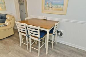 Seas the Day w Ocean Views and New Upgrades的休息区