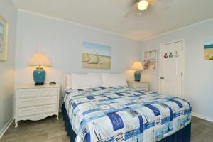 Seas the Day w Ocean Views and New Upgrades客房内的一张或多张床位