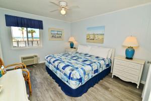 Seas the Day w Ocean Views and New Upgrades客房内的一张或多张床位