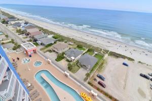 Una vista de la playa desde el balcón de un resort. en All New Luxury with Stunning Ocean Views Sky Pool Lazy River, en Myrtle Beach