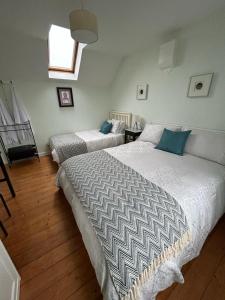 - une chambre avec un grand lit et un canapé dans l'établissement An Teach Cnoc, à Monaghan