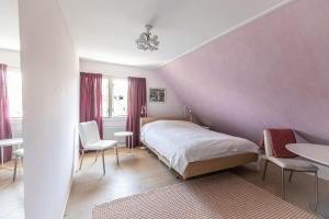 um quarto com uma cama, uma mesa e cadeiras em Hello Zeeland - Villa Jhr de Casembrootplein 23 em Domburg