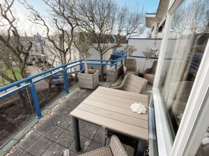 d'une terrasse avec une table et des chaises sur un balcon. dans l'établissement Hello Zeeland - Appartement Loverendale 38, à Domburg
