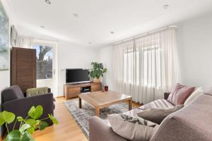 ドンブルグにあるHello Zeeland - Vakantiehuis Zuidstraat 17Aのソファとテーブルのあるリビングルーム