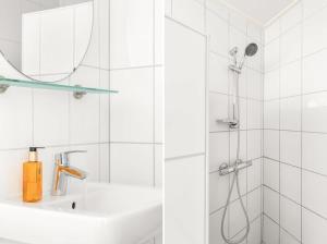 ドンブルグにあるHello Zeeland - Vakantiehuis Zuidstraat 17Aのシャワーと洗面台を備えた白いバスルーム +12枚の写真