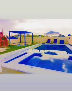 una gran piscina de agua azul en un patio en فيلا شمس تونس, en Tunis