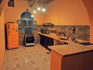 cocina grande con nevera y fregadero en فيلا شمس تونس, en Tunis