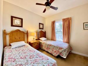 1 dormitorio con 2 camas y ventilador de techo en Lakefront Condo w Huge Waterfront Pool Hot Tub en North Myrtle Beach