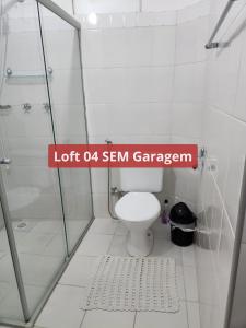 d'une salle de bains avec toilettes et d'un panneau indiquant beaucoup d'urgence dans l'établissement Loft família moraes, à Serra Negra