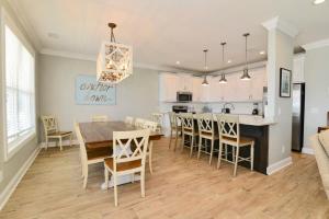 A restaurant or other place to eat at Anchor Down Luxury Ocean View Beach House w Pool