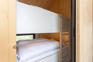 Postel nebo postele na pokoji v ubytování Hello Zeeland - Zeeuwse Liefde Tiny House 8